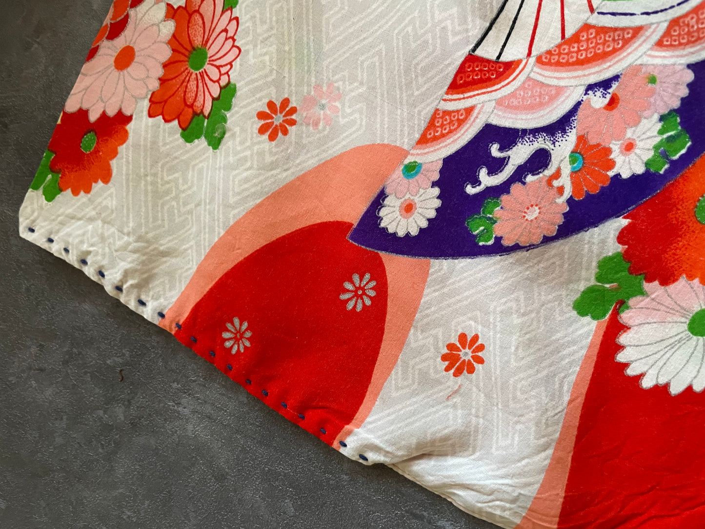 Pullover with patchwork of gorgeous girls' kimonos
女の子着物のパッチワークトップス