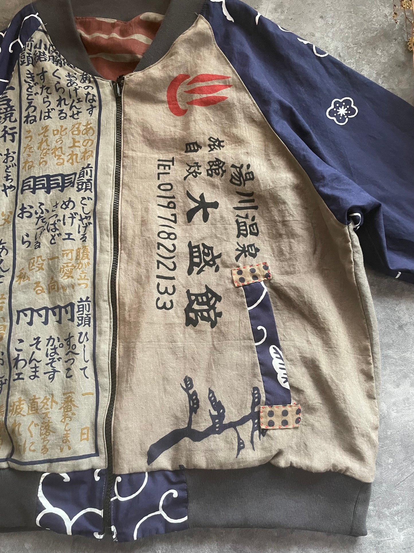 Reversible bomber jacket with advertising flags and hand towels
広告旗と手ぬぐいのリバーシブルジャンパー