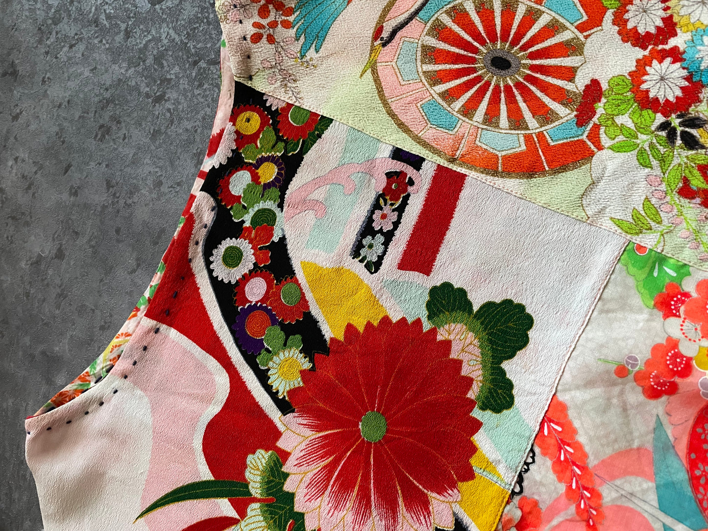 Pullover with patchwork of gorgeous girls' kimonos
女の子着物のパッチワークトップス