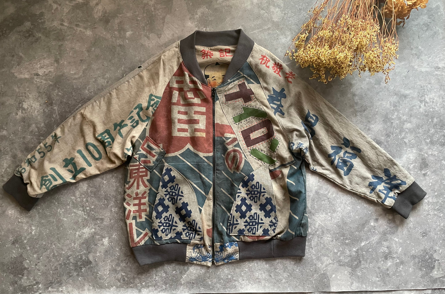 Reversible bomber jacket with advertising flags and hand towels
広告旗と手ぬぐいのリバーシブルジャンパー