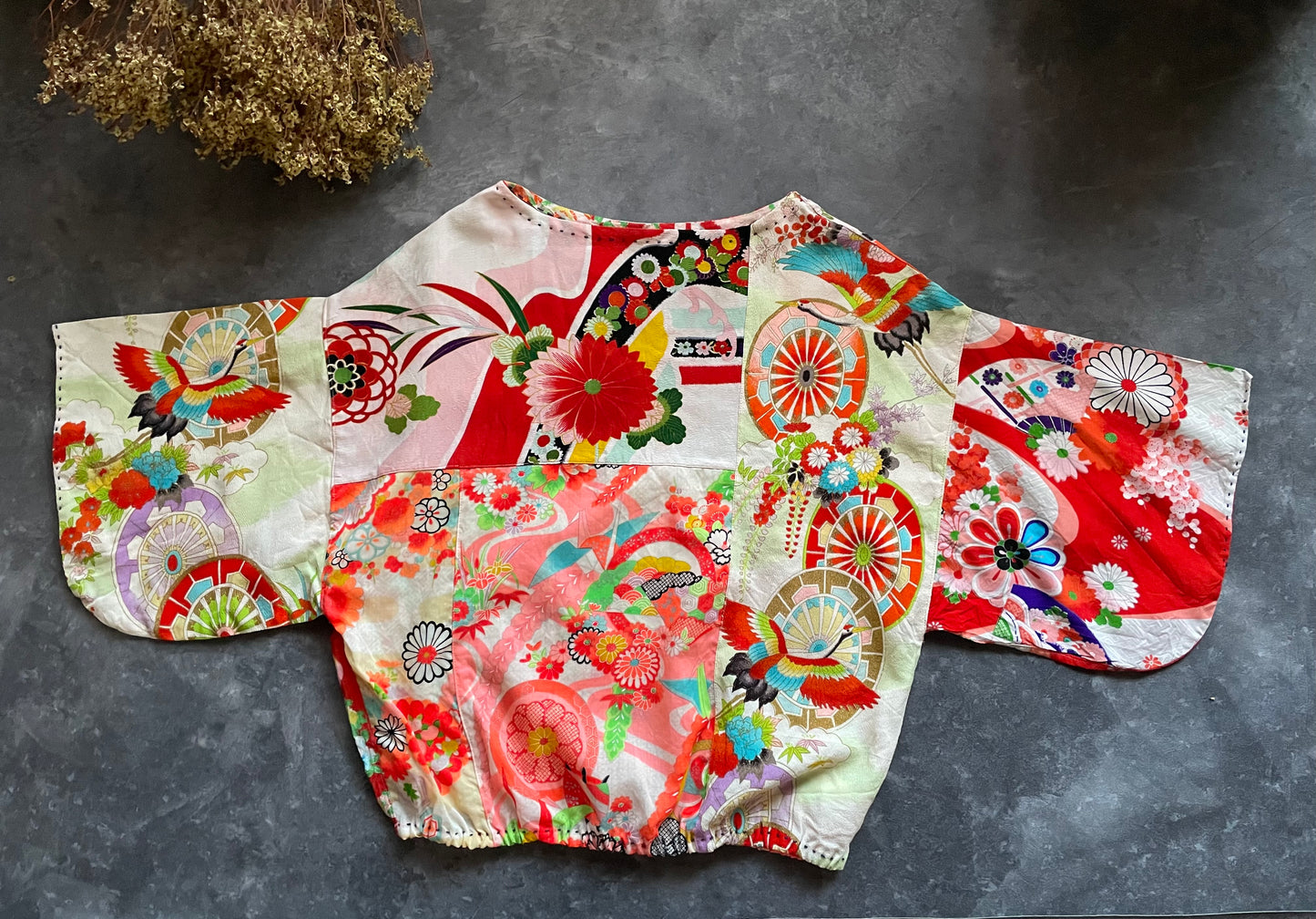 Pullover with patchwork of gorgeous girls' kimonos
女の子着物のパッチワークトップス