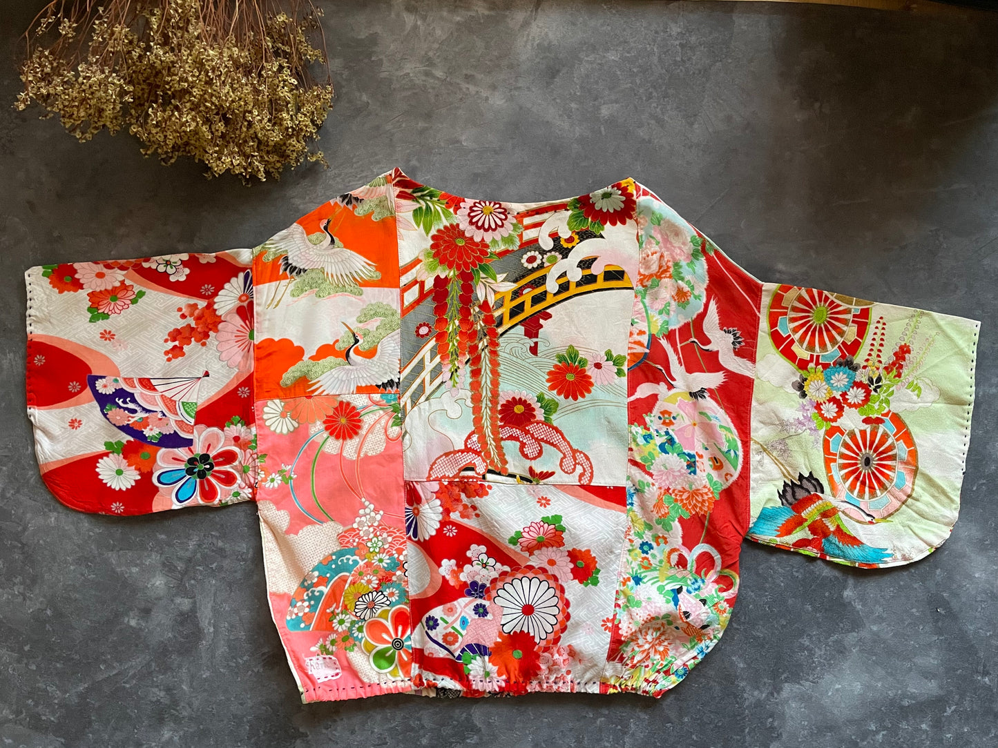 Pullover with patchwork of gorgeous girls' kimonos
女の子着物のパッチワークトップス