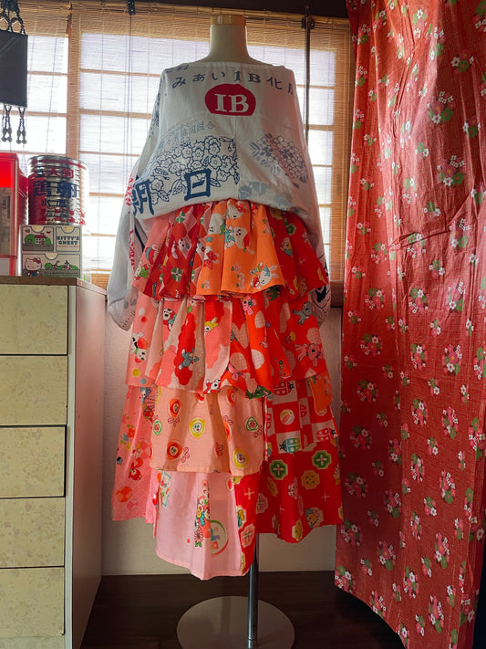 Voluminous tiered skirt remade from a retro animal kimono