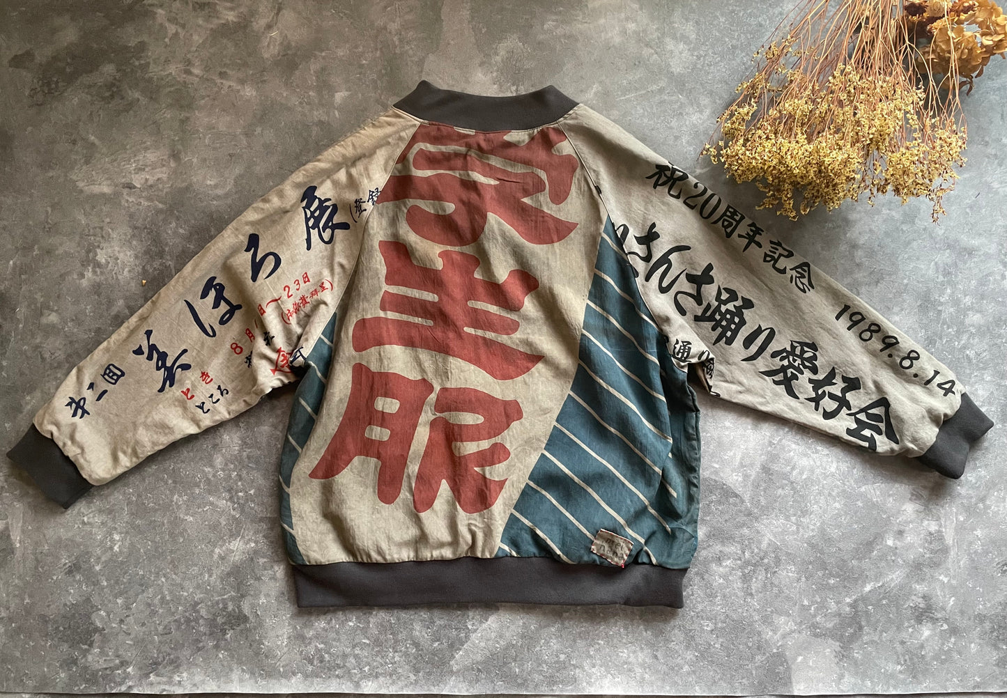 Reversible bomber jacket with advertising flags and hand towels
広告旗と手ぬぐいのリバーシブルジャンパー