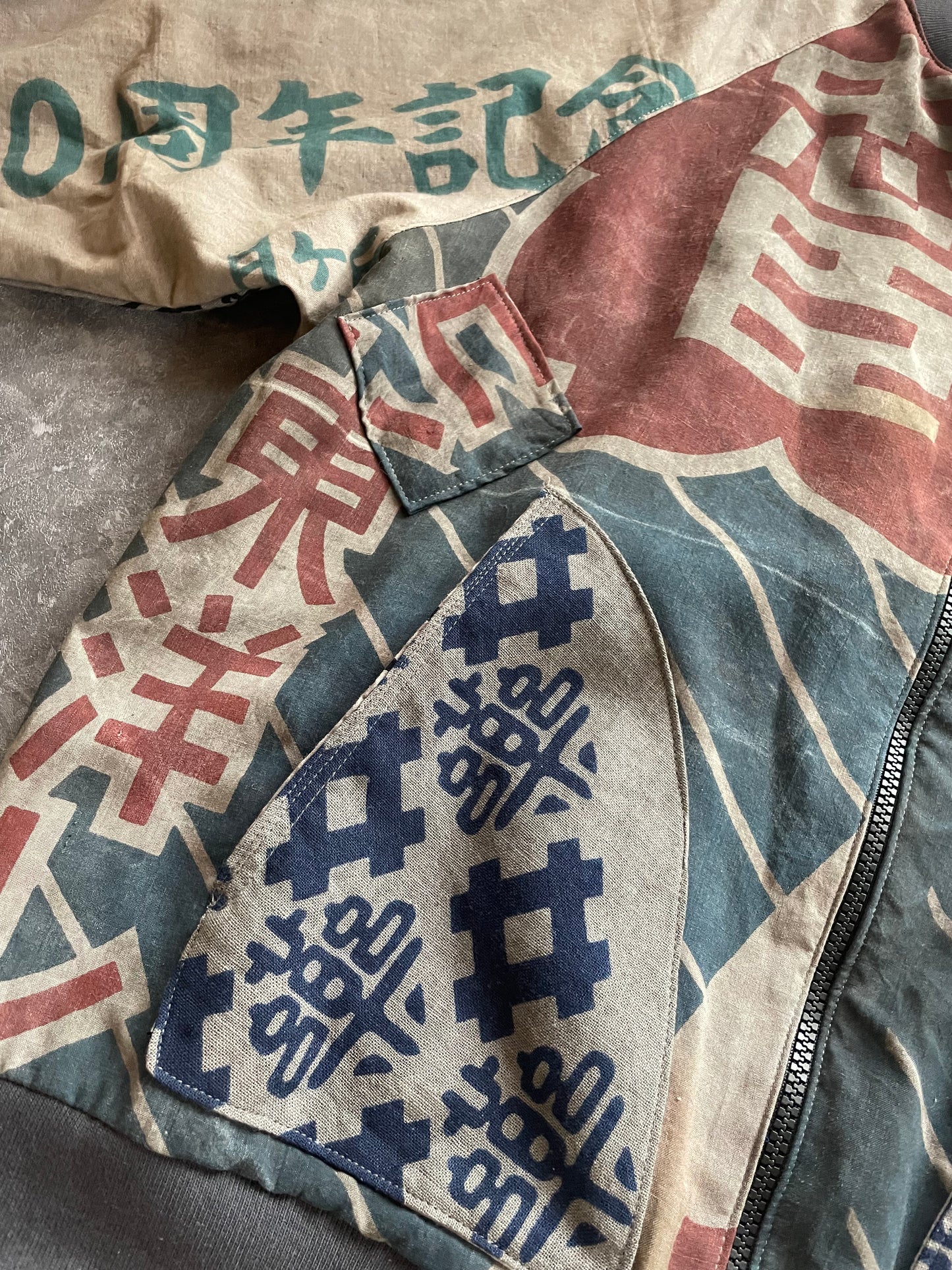 Reversible bomber jacket with advertising flags and hand towels
広告旗と手ぬぐいのリバーシブルジャンパー