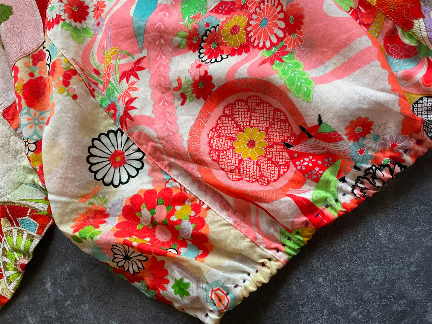 Pullover with patchwork of gorgeous girls' kimonos
女の子着物のパッチワークトップス