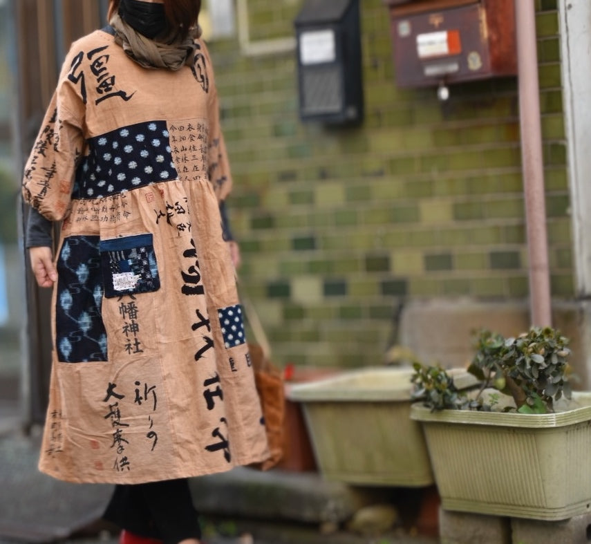 Costume intero con motivo schizzato e calligrafia