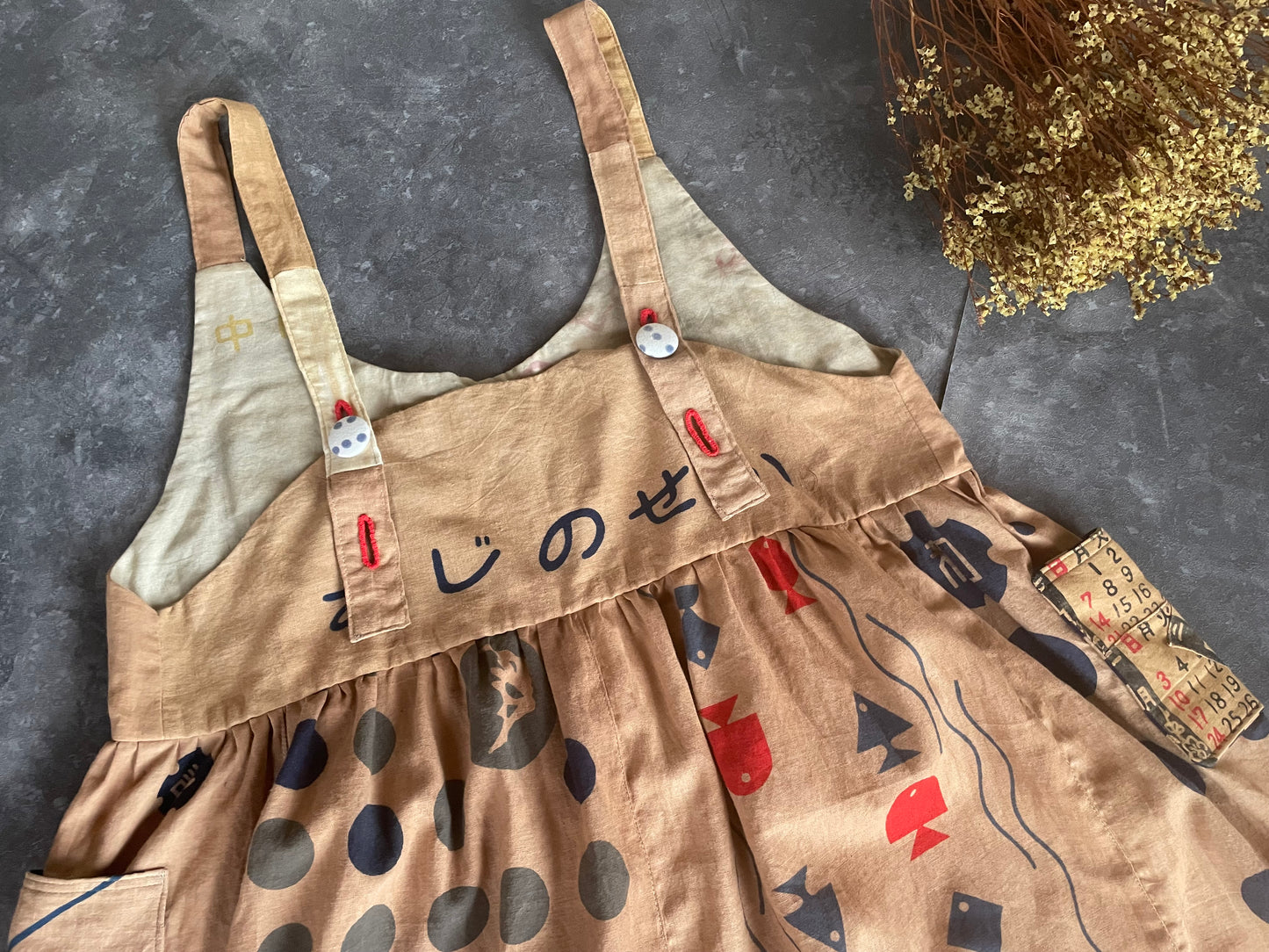 Kakishibu-dyed tenugui apron dress 柿渋染め手ぬぐいのエプロンワンピース