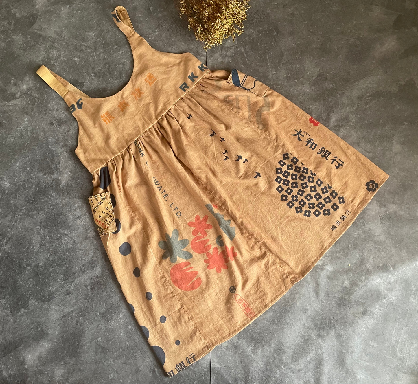 Kakishibu-dyed tenugui apron dress 柿渋染め手ぬぐいのエプロンワンピース