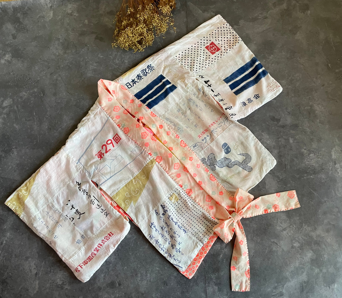 Cardigan jacket remade from a gorgeous flower-patterned kimono
着物と手ぬぐいのリバーシブル変形カーディガン
