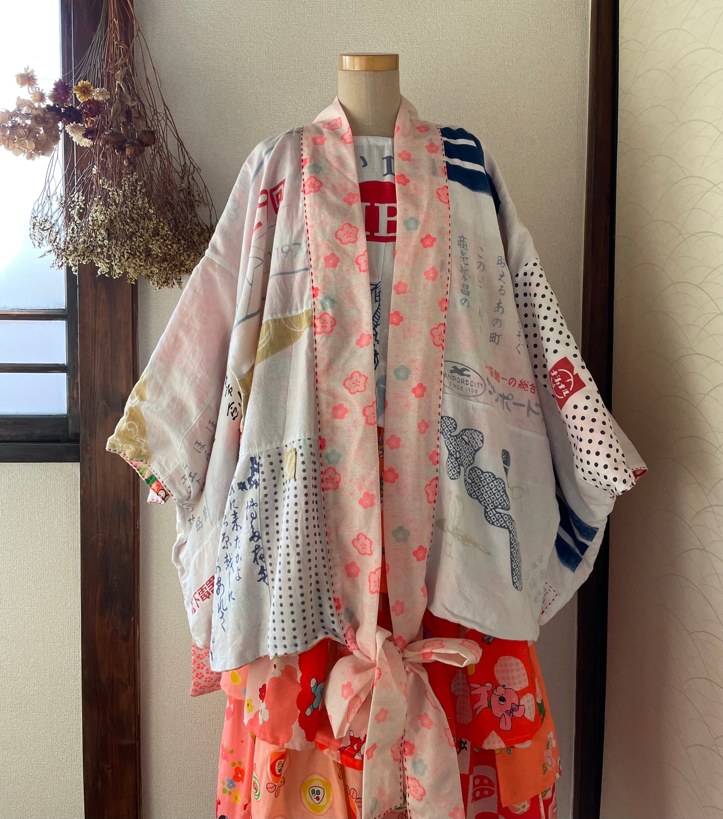 Cardigan jacket remade from a gorgeous flower-patterned kimono
着物と手ぬぐいのリバーシブル変形カーディガン