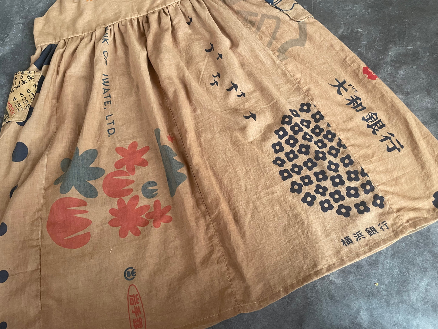 Kakishibu-dyed tenugui apron dress 柿渋染め手ぬぐいのエプロンワンピース