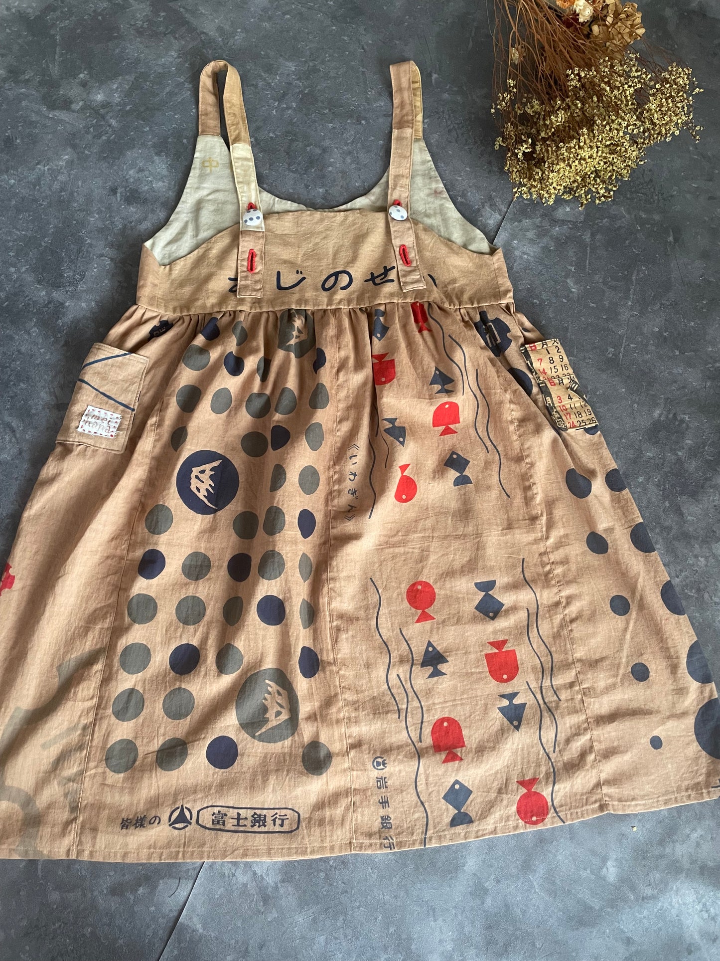Kakishibu-dyed tenugui apron dress 柿渋染め手ぬぐいのエプロンワンピース