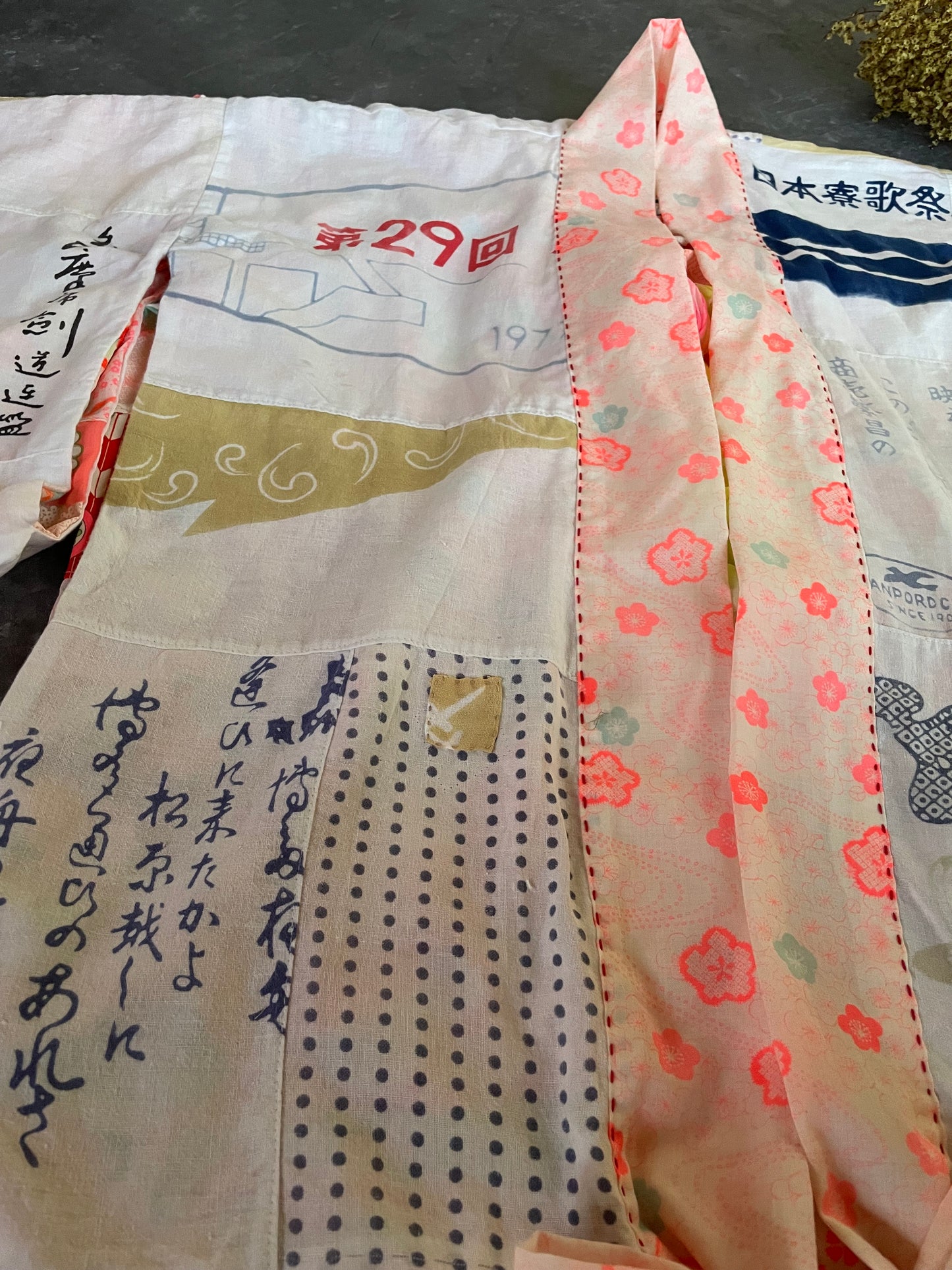 Cardigan jacket remade from a gorgeous flower-patterned kimono
着物と手ぬぐいのリバーシブル変形カーディガン