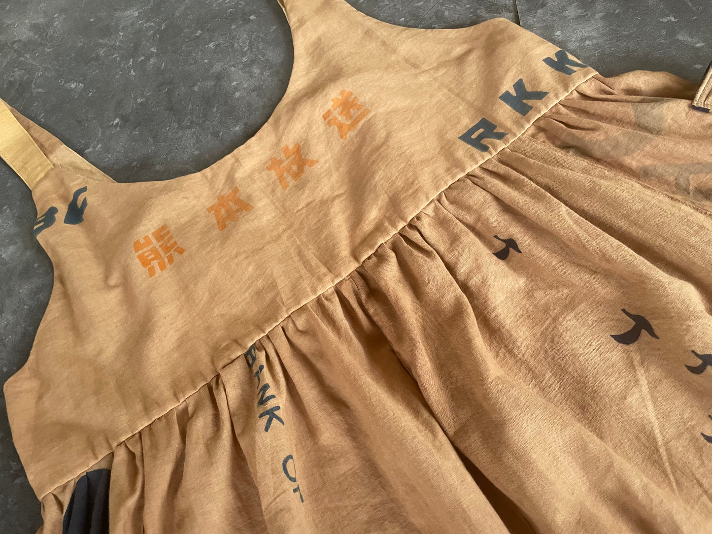 Kakishibu-dyed tenugui apron dress 柿渋染め手ぬぐいのエプロンワンピース