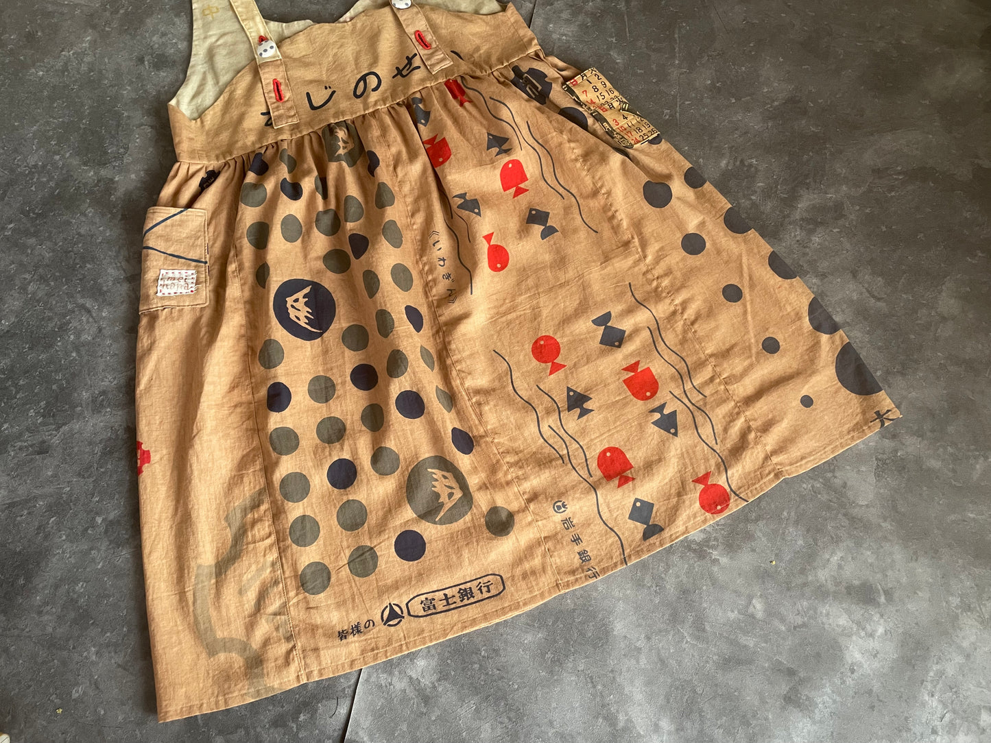 Kakishibu-dyed tenugui apron dress 柿渋染め手ぬぐいのエプロンワンピース