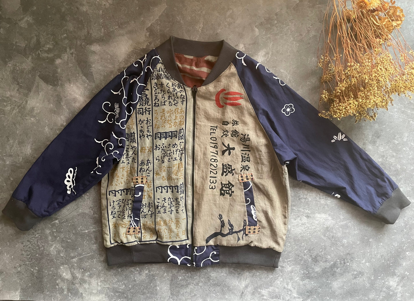 Reversible bomber jacket with advertising flags and hand towels
 広告旗と手ぬぐいのリバーシブルジャンパー
